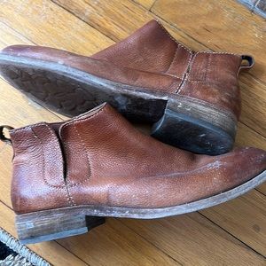 Kork-Ease Mindo Chelsea Ankle Boots Size 8.5 Taupe Tan Suede Low Block Heel Boho